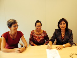 Ondertekening van het 'Veerkracht'-contract door Anita van Zeijl (gemeente Leiden), Karin Matthijsse (Stichting Kinderpostzegels) en Marion Suijker ( Rosa Manus)